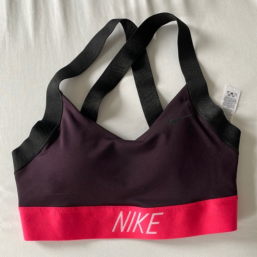 Nike sports bra with removable pads- size XS. NWOT